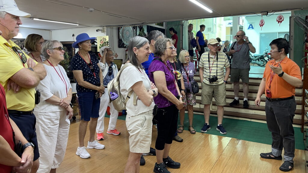 Personal Travel | Group travel by cruise ship in a lacquerware workshop